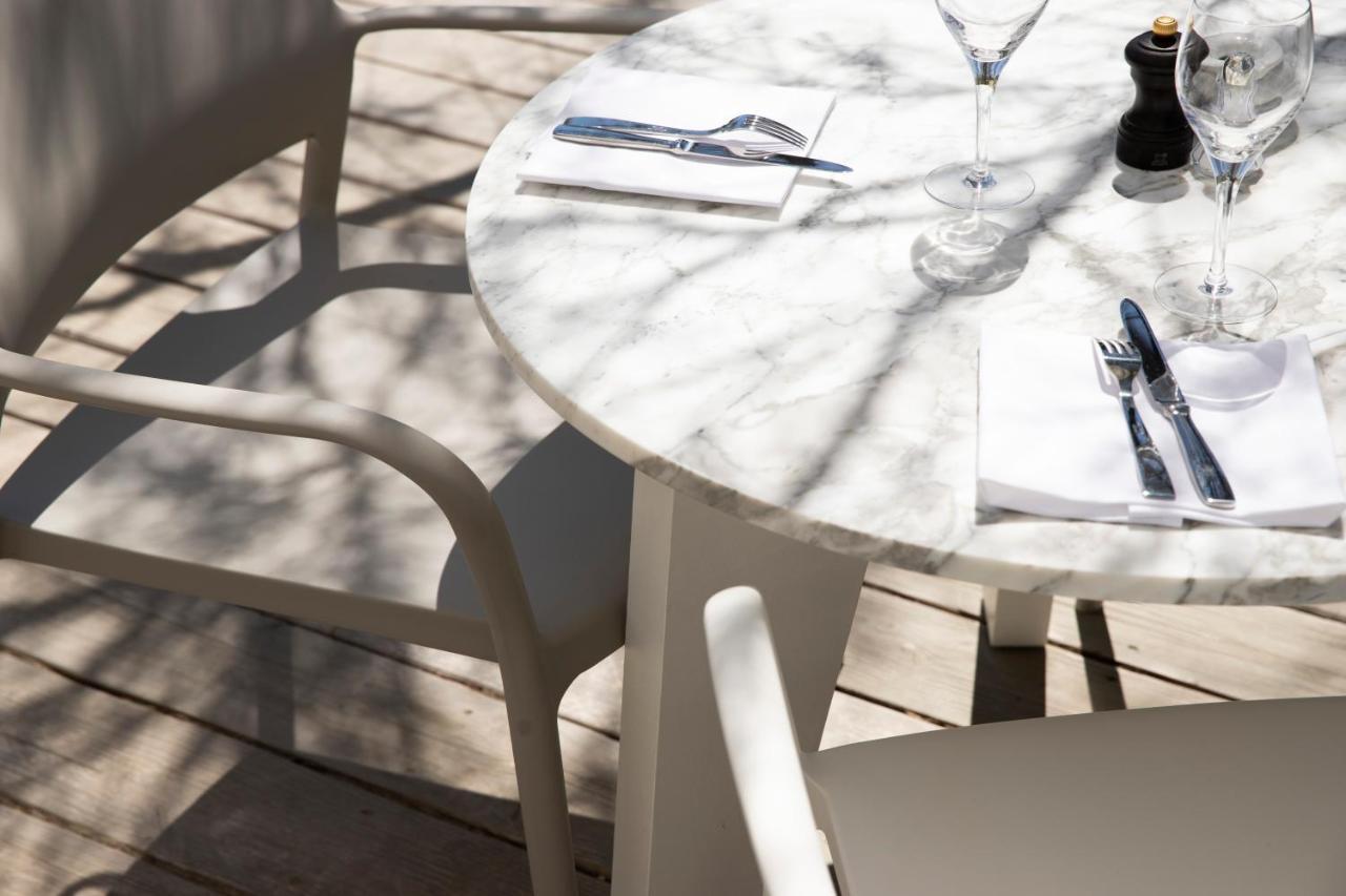 Hotel Plage Palace & Spa Palavas-les-Flots Eksteriør bilde A table with a marble tabletop
