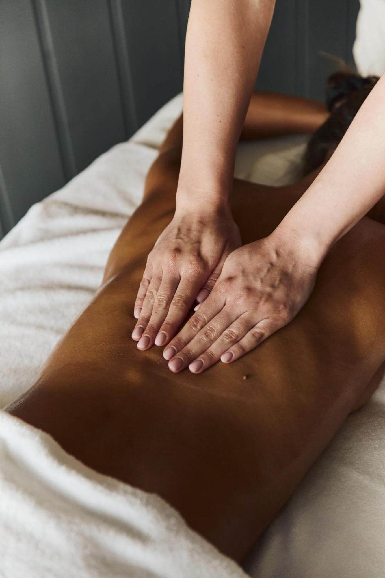 Hotel Plage Palace & Spa Palavas-les-Flots Eksteriør bilde A massage therapist's hands